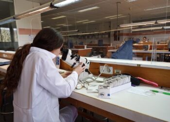 ZEISS Dona Lentes Oftálmicas Para La Formación Universitaria De Futuros ópticos-optometristas