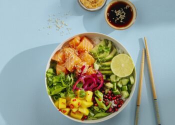 Poke, La Revolución Gastronómica Que Triunfa En España Y Convierte En Tendencia Al Salmón Noruego