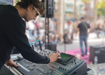 El Evento De La Crida Del Colectivo Alacant Desperta Trabajó Para La Transformación A Través Del Arte En El Corazón De Carolinas